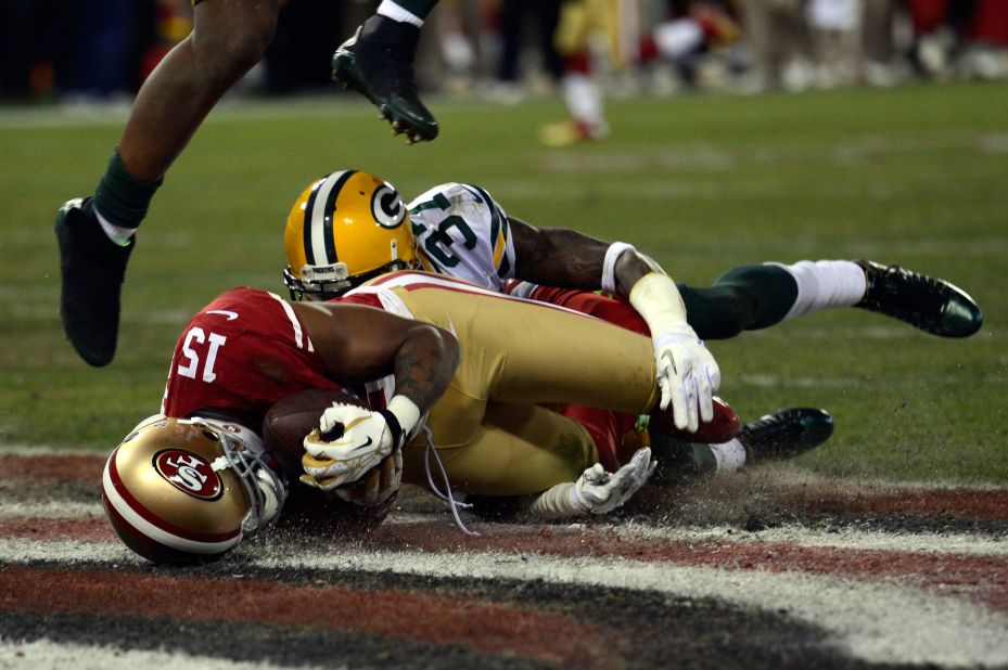 Wide receiver Michael Crabtree of the 49ers catches a touchdown pass thrown by quarterback Colin Kaepernick against cornerback Sam Shields of the Packers in the second quarter on Saturday.