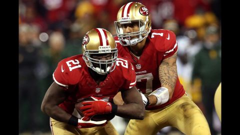 Quarterback Colin Kaepernick of the 49ers hands the ball to running back Frank Gore against the Packers.