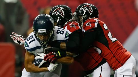 Golden Tate of the Seahawks catches the ball against No. 23 Dunta Robinson and No. 28 Thomas DeCoud of the Falcons in the second quarter on Sunday.