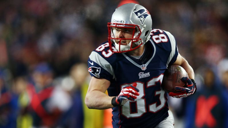 Wes Welker of the Patriots runs with the ball against the Texans on Sunday.