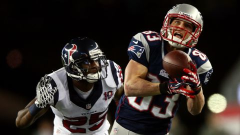 Wes Welker of the Patriots catches a pass in the second quarter against Kareem Jackson of the Texans on Sunday.
