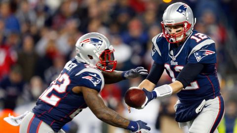 Patriots quarterback Tom Brady hands the ball off to Stevan Ridley.