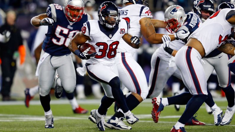 Danieal Manning of the Houston Texans runs the ball against the New England Patriots on Sunday.