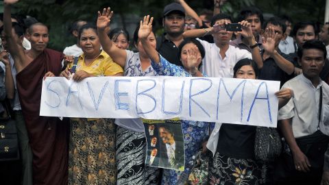  Local residents hold a banner advocating reforms during U.S. President Barack Obama's visit to Yangon on November 19.