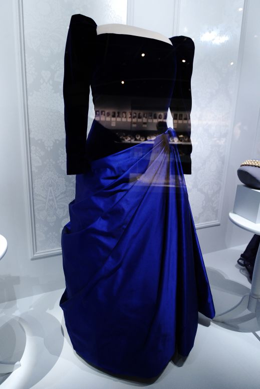 The dress Barbara Bush wore to George H.W. Bush's presidential inaugural ball in 1989  displayed in the Smithsonian Museum of American History.