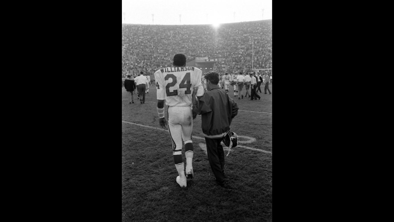 Len Dawson smoking during Super Bowl I is an all-time great sports