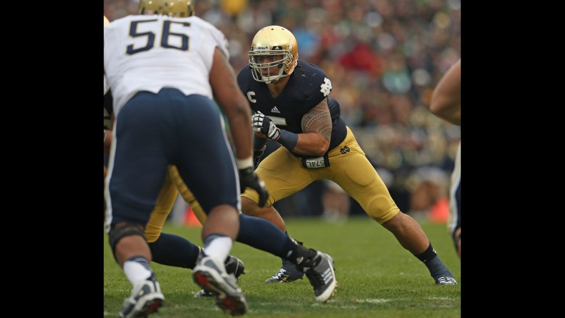 Te'o makes a play against the Pittsburgh Panthers at Notre Dame Stadium on November 3, 2012.