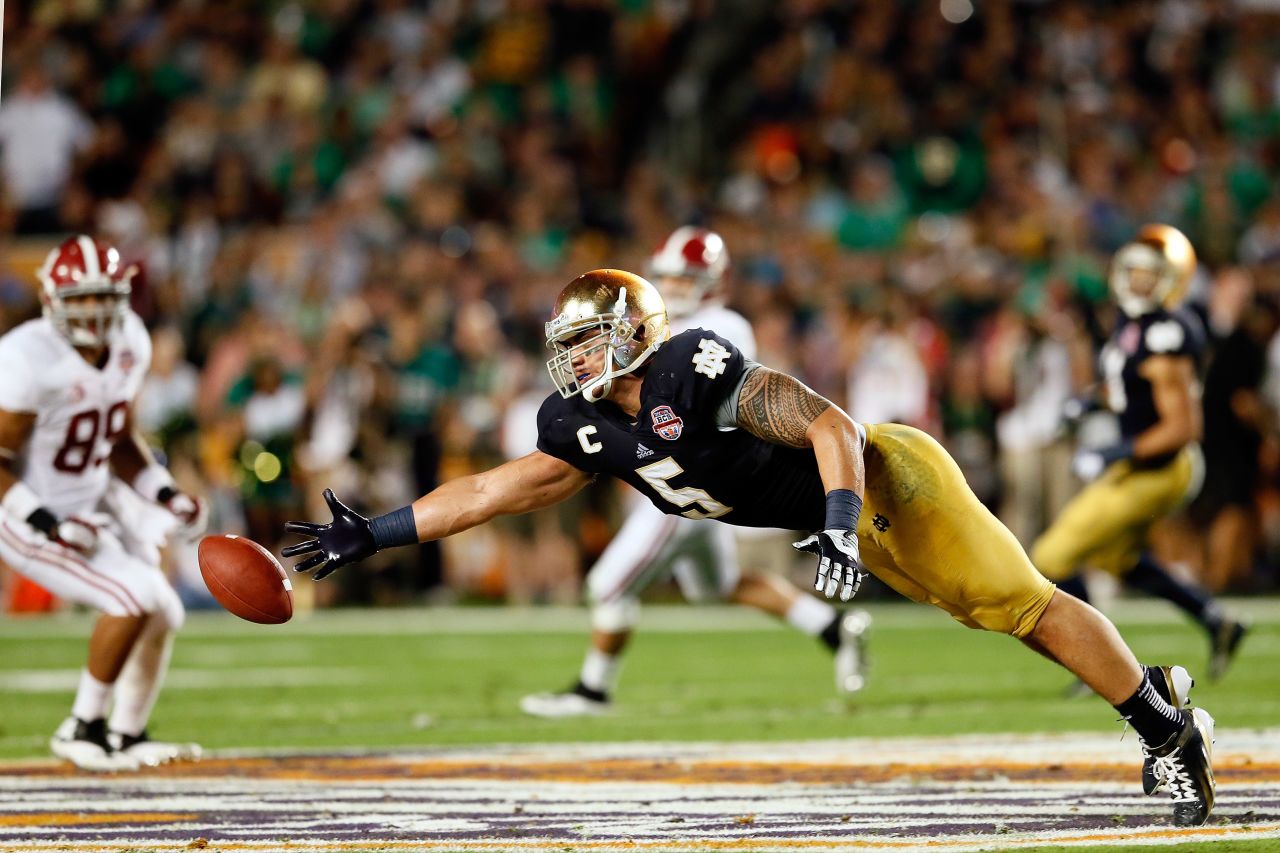 Te'o attempts to make a play on the ball against the Alabama Crimson Tide during the 2013 Discover BCS National Championship game on January 7 in Miami Gardens, Florida.