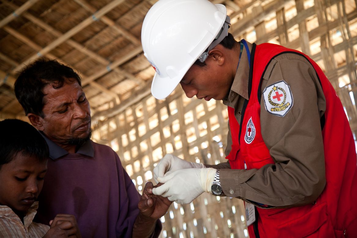 In the displacement camps in Rakhine, health problems are a concern. The Red Cross provides basic health support in more than 10 camp clinics, working in collaboration with the health ministry.
