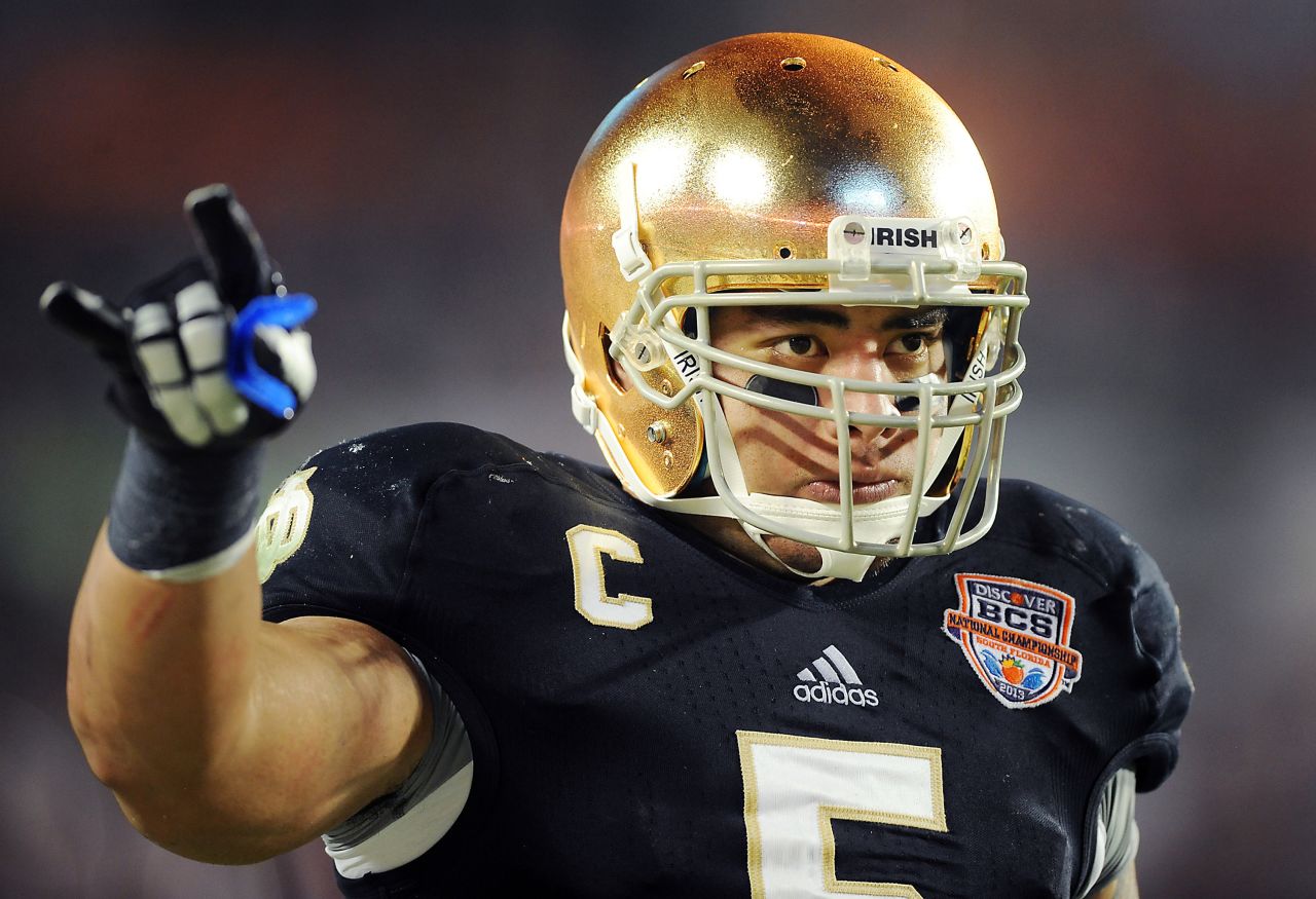 Te'o raises his hand during the third quarter of the Fighting Irish's BCS National Championship game against Alabama on January 7.
