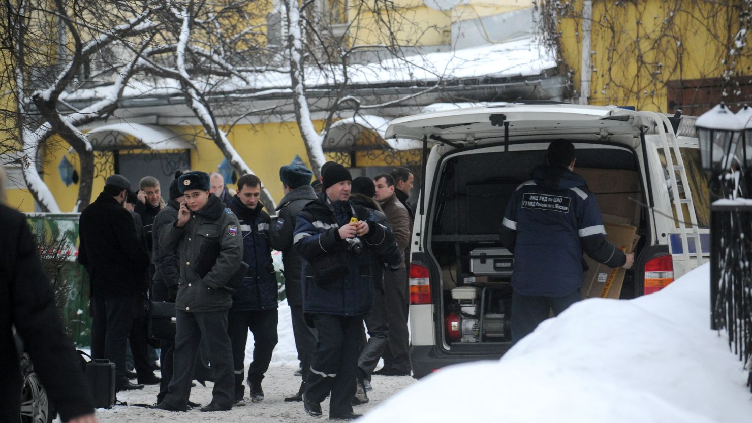 Police look at the scene where a reputed Russian mafia kingpin was fatally shot outside a Moscow restaurant Wednesday.