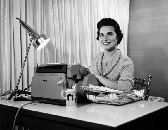 <a >Pauline Phillips</a>, better known to millions of newspaper readers as the original Dear Abby advice columnist, has died after a long battle with Alzheimer's Disease. She died January 16 in Minneapolis, Minnesota, at age 94.