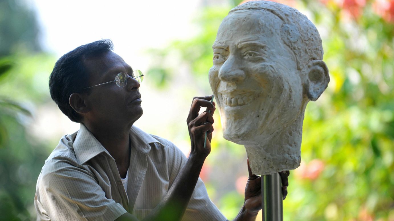 SRI LANKA: Artist Upali Dias adds the final touches to a bust of Obama in Colombo on November 4, 2008.