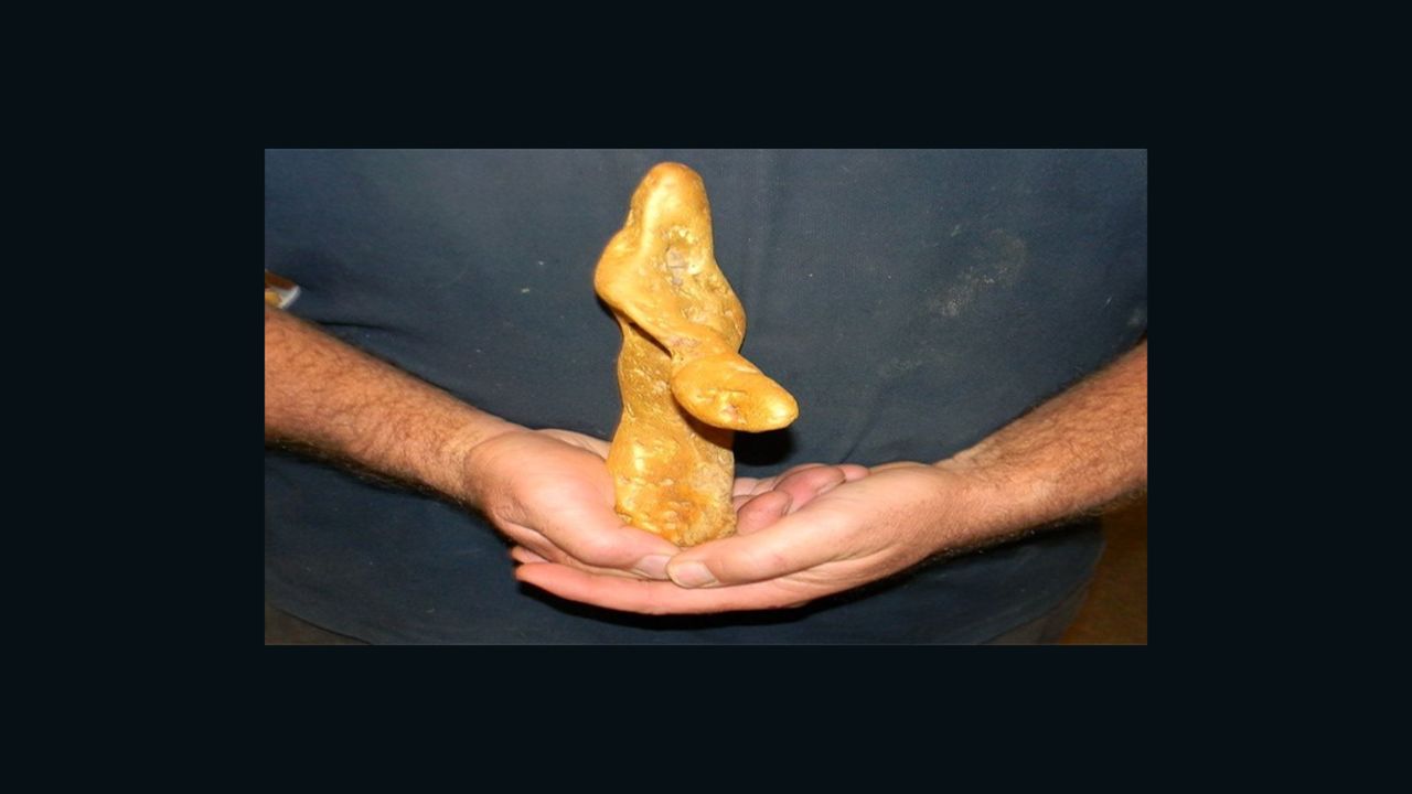 Photograph of a 5.5 kilogram gold nugget found in Australia with a metal detector. 