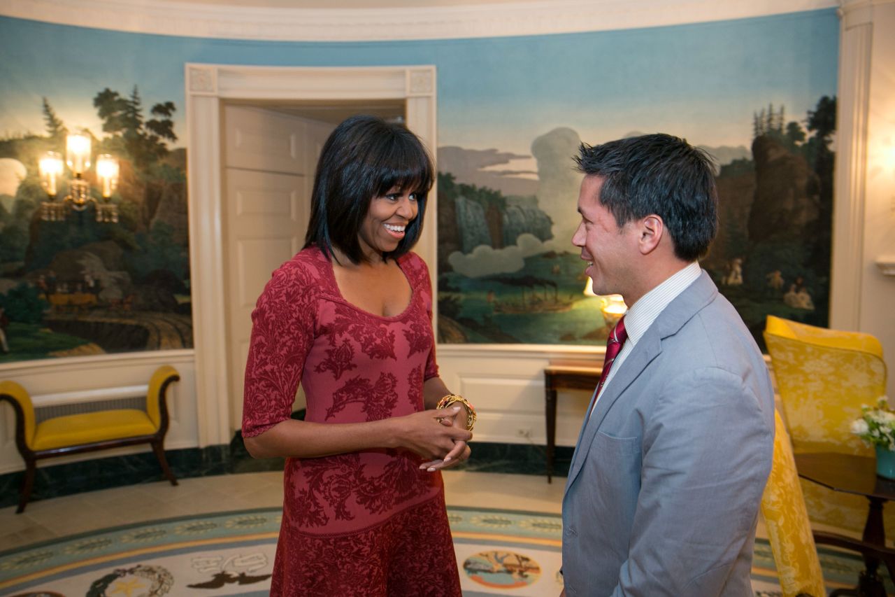 Quién hubiera predicho que el flequillo de Michelle Obama se convertiría en uno de los acontecimientos más comentados de inicios del 2013. La primera dama debutó su nuevo look celebrando su cumpleaños número 49 en Enero, y bromeó en una entrevista nacional diciendo que su flequillo hacía parte de una crisis de mediana edad. En una entrevista en Febrero, se tomó a broma el análisis con respecto a su nuevo look. ¡Es un corte de cabello! Lo siento. No sé qué decirte", dijo ella.