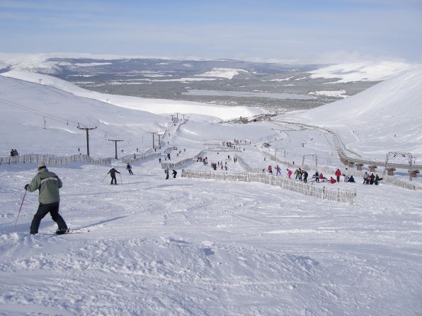 Heavy snowfall and cold temperatures mean CairnGorm mountain is buried in snow from December to March. The resort is geared toward beginners and intermediates.