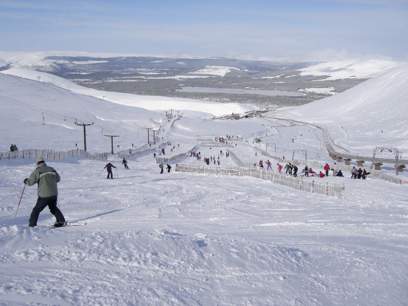 Heavy snowfall and cold temperatures mean CairnGorm mountain is buried in snow from December to March. The resort is geared toward beginners and intermediates.