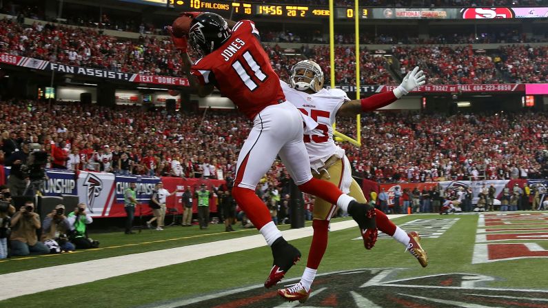 Julio Jones of the Atlanta Falcons catches a 20-yard touchdown against Tarell Brown of the San Francisco 49ers.