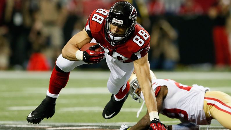 Falcons tight end Tony Gonzalez makes a catch against Chris Culliver of the 49ers.