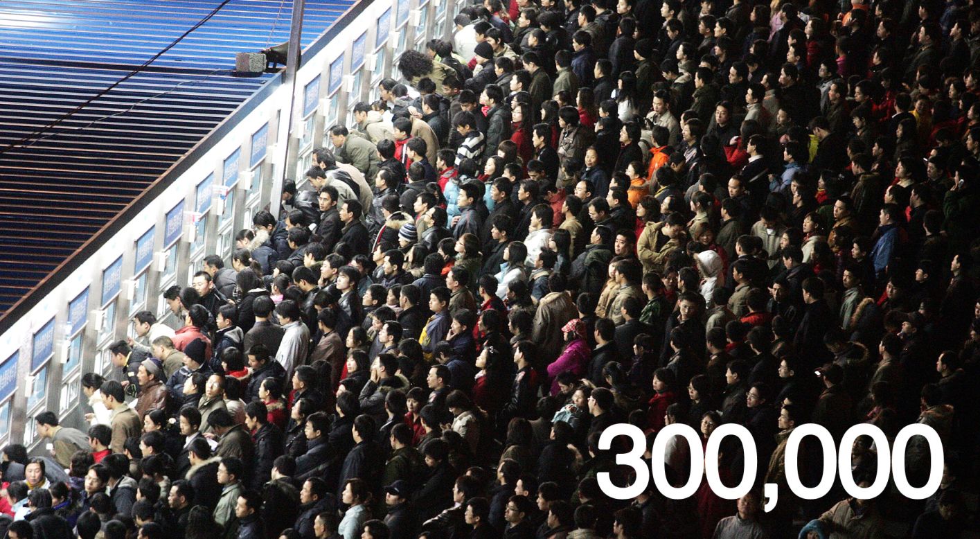 On January 15, 300,000 tickets were sold hourly on China Rail Service's official booking site -- a new record for the website. This was the day tickets for the peak travel days of February 6 and 7 were released.