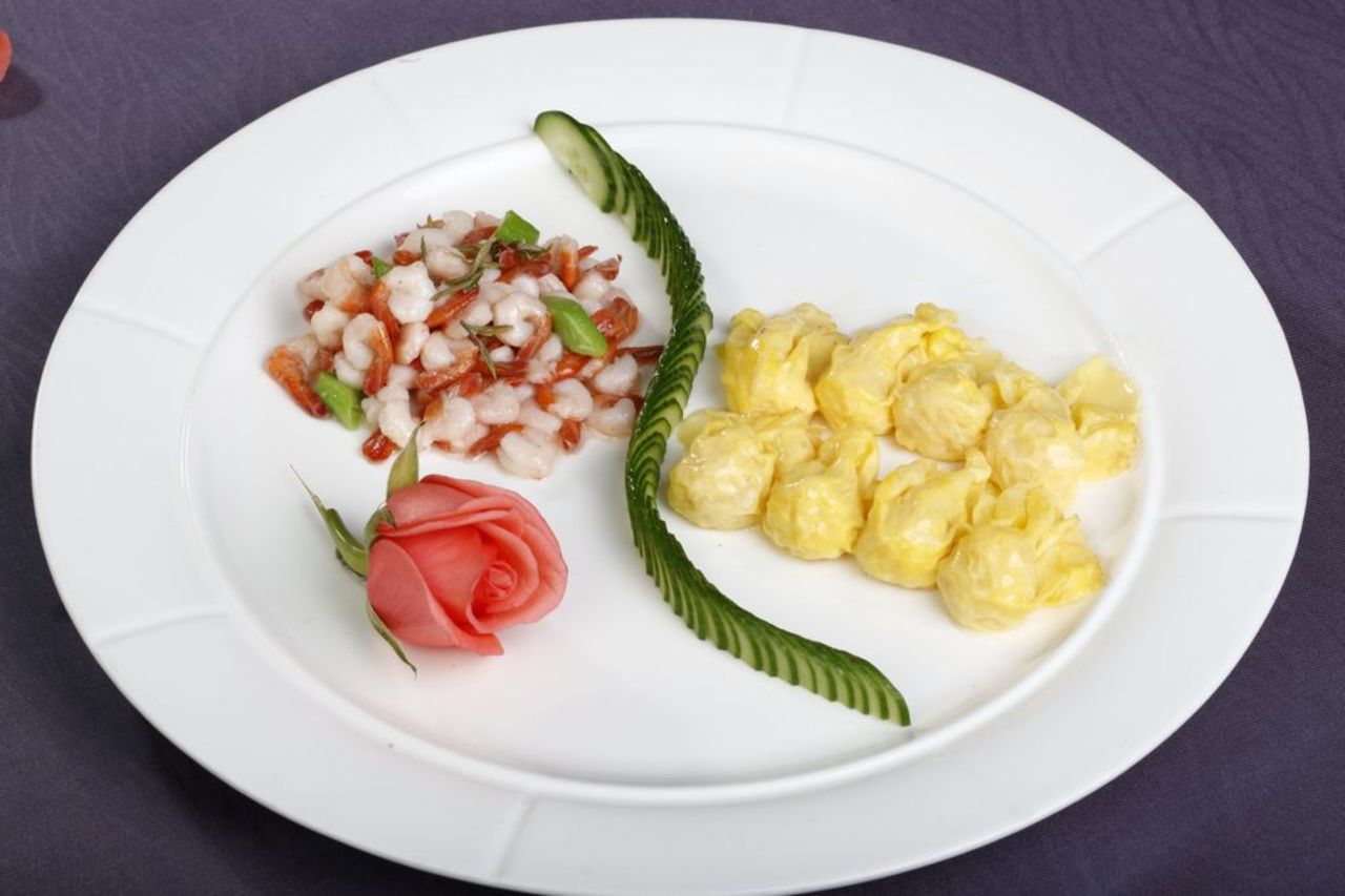 Fried "phoenix-tailed" shrimps and steamed egg dumplings were apparently two of the favorite dishes of Bai Chongxi, an influential, Hui-Muslim General of KMT.