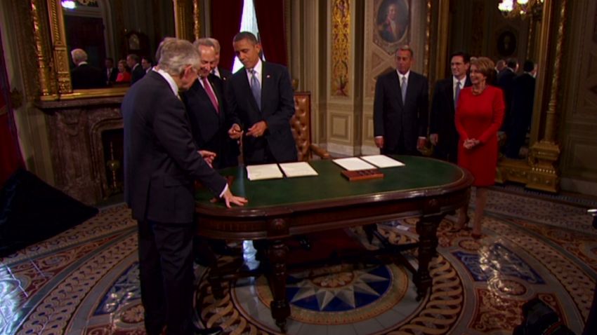 vo obama catches reid taking pen_00002909.jpg