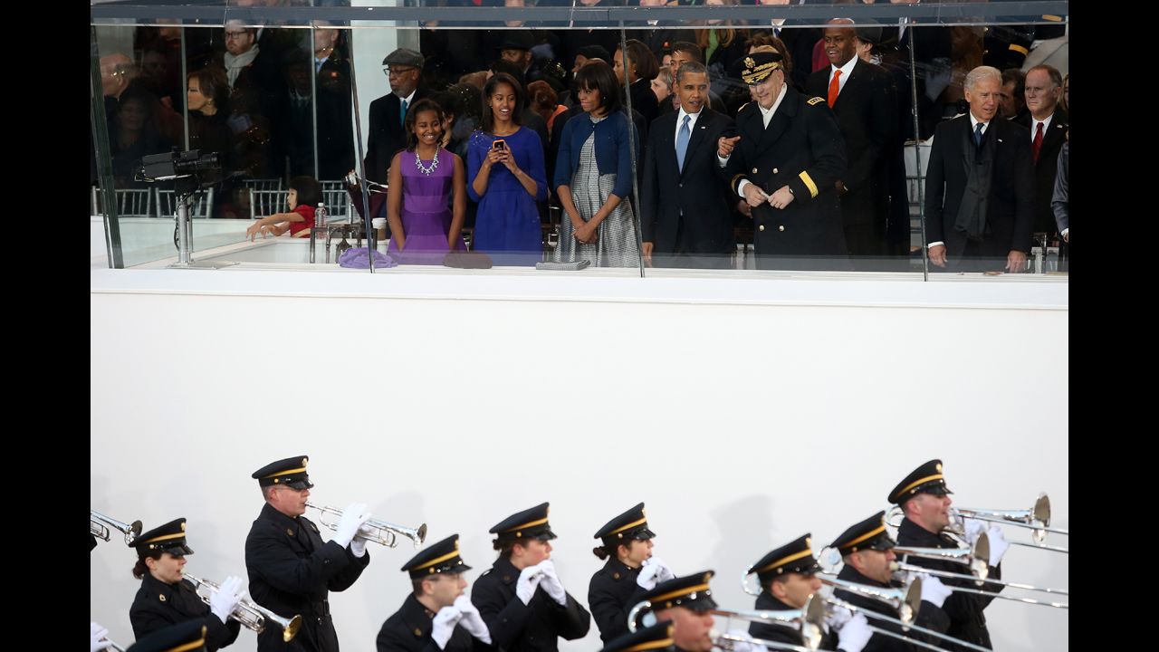 From left, Sasha, Malia, and parents Michelle and U.S. President Barack Obama, stand with the U.S. Chief of Staff of the Army Gen. Raymond Odierno and U.S. Vice President Joe Biden as they watch the presidential inaugural parade.