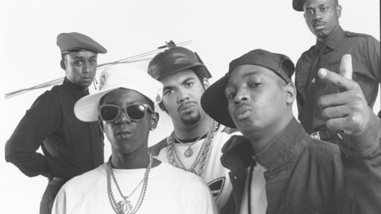 Tan políticos como pioneros del hip-hop, con sus álbumes "It Takes A Nation Of Millions To Hold Us Back" y "Fear Of A Black Planet", Public Enemy cambió el rap.