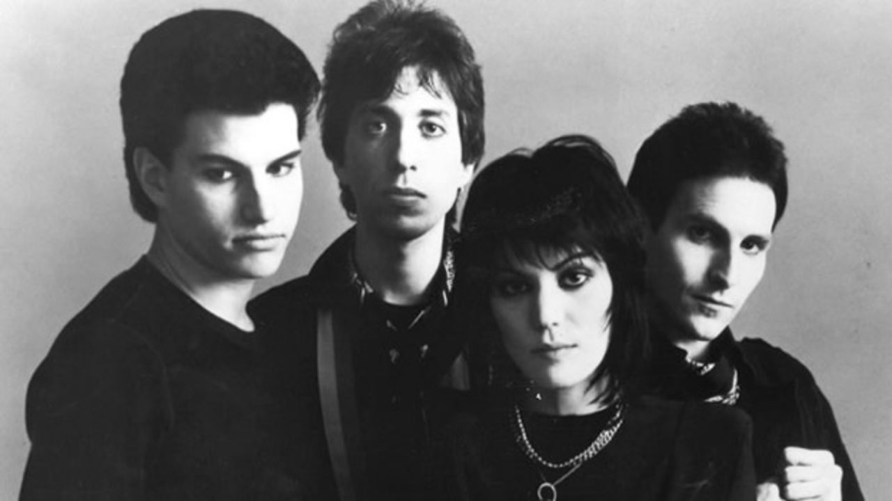 Joan Jett fue una miembro fundadora de la banda de solo mujeres: Runaways, y junto con The Blackhearts disfrutó el éxito en las listas con tres álbumes.