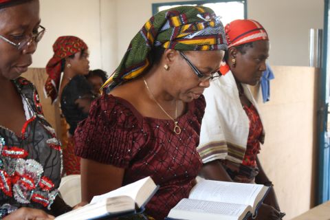 Women worship during a Shabbat service. (Courtesy: Chika Oduah.) 