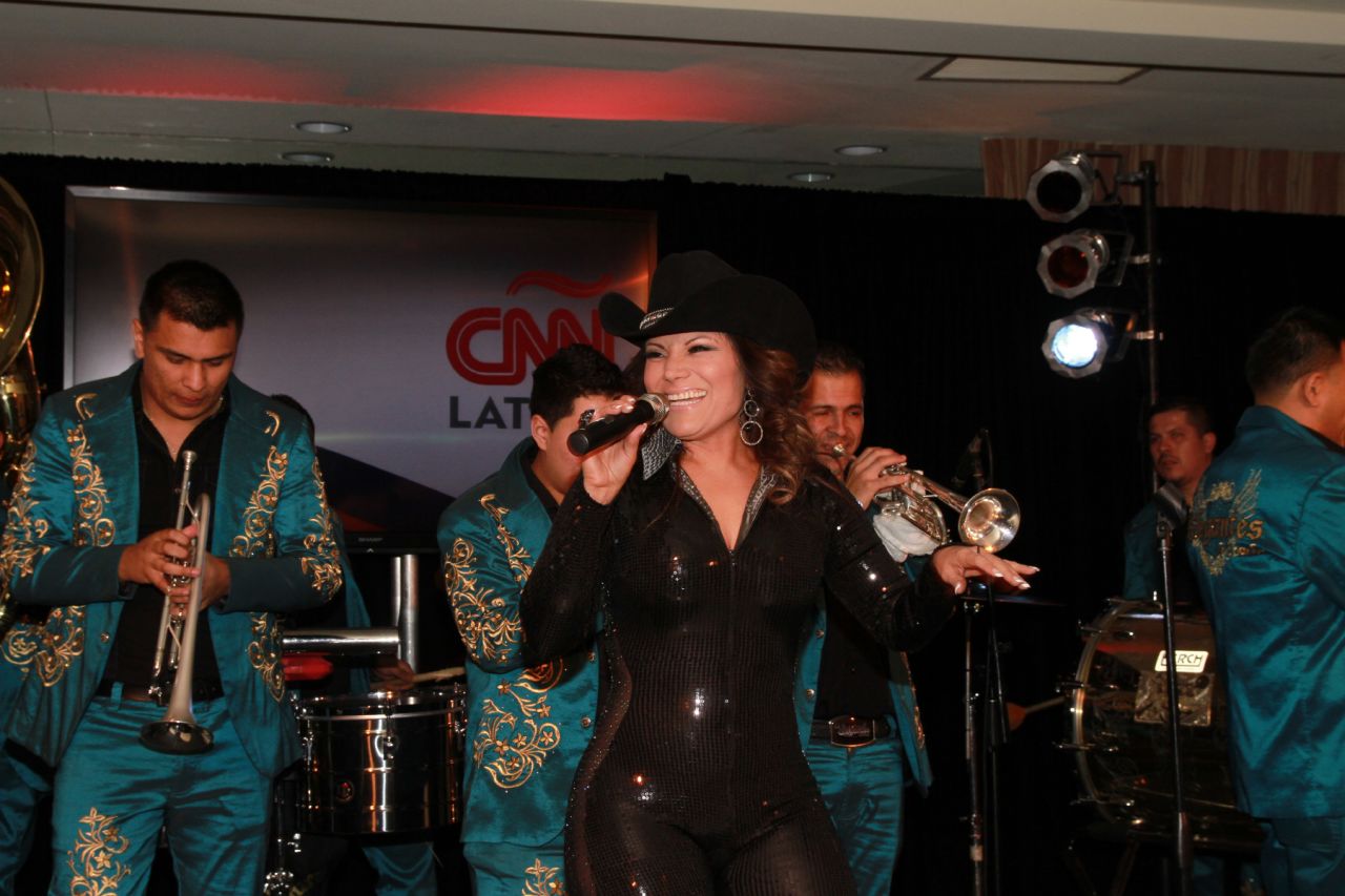 La cantante Diana Reyes fue la madrina de la fiesta.