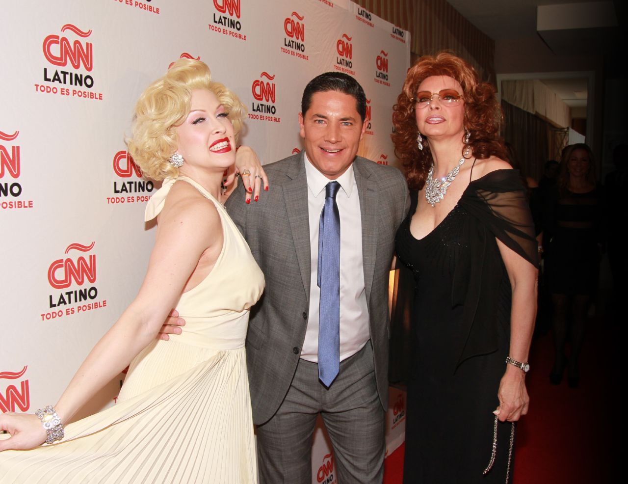 Fernando del Rincón bien acompañado por Marilyn Monroe y Sophia Loren... de imitación.