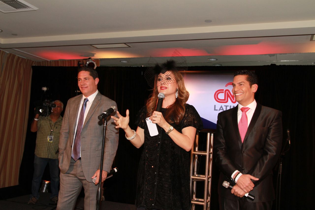 Elizabeth Espinosa, en el centro, hace la presentación de Cynthia Hudson, rodeada por Fernando del Rincón e Ismael Cala.