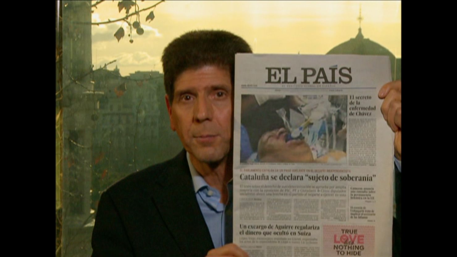 Reporter Al Goodman holds a copy of El Pais, which printed an unauthentic photo of Venezuelan president Hugo Chavez.