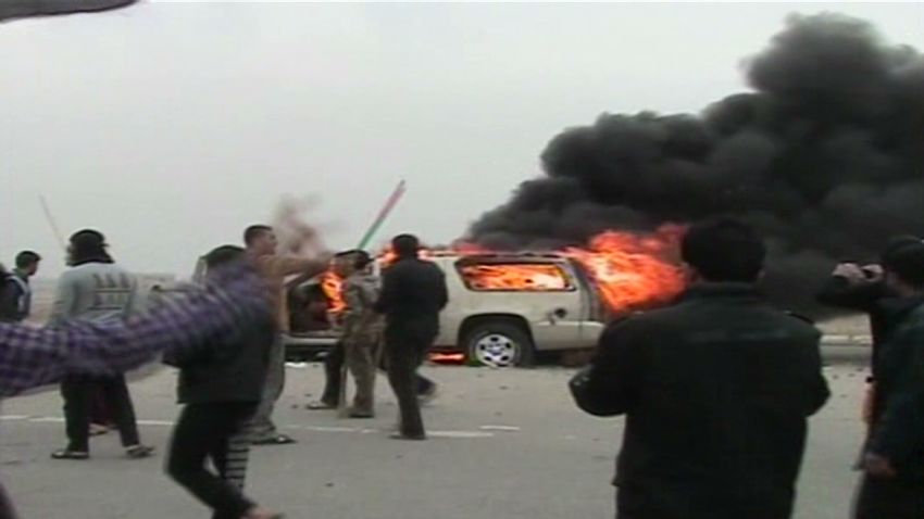 vo iraq soldiers fire on protesters _00015423.jpg