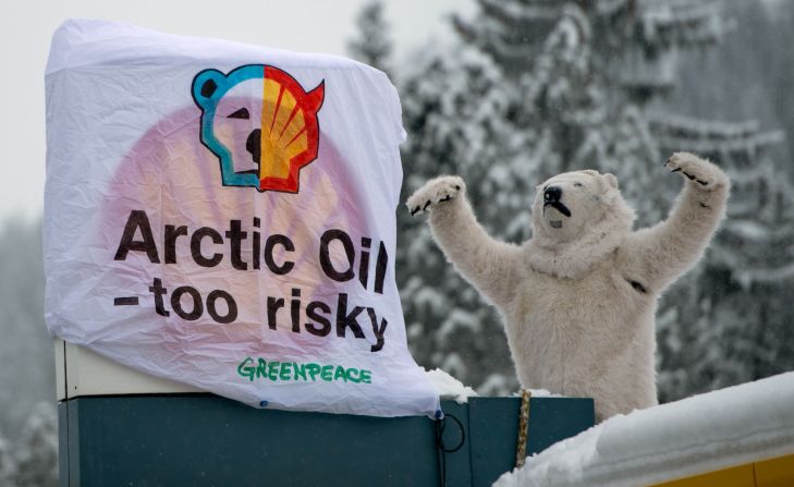 A Davos meeting wouldn't be complete without a good protest. On the second to last day of the forum a Greenpeace activist dressed as a polar bear climbed the roof of a gas station to protest against global oil giant Shell.