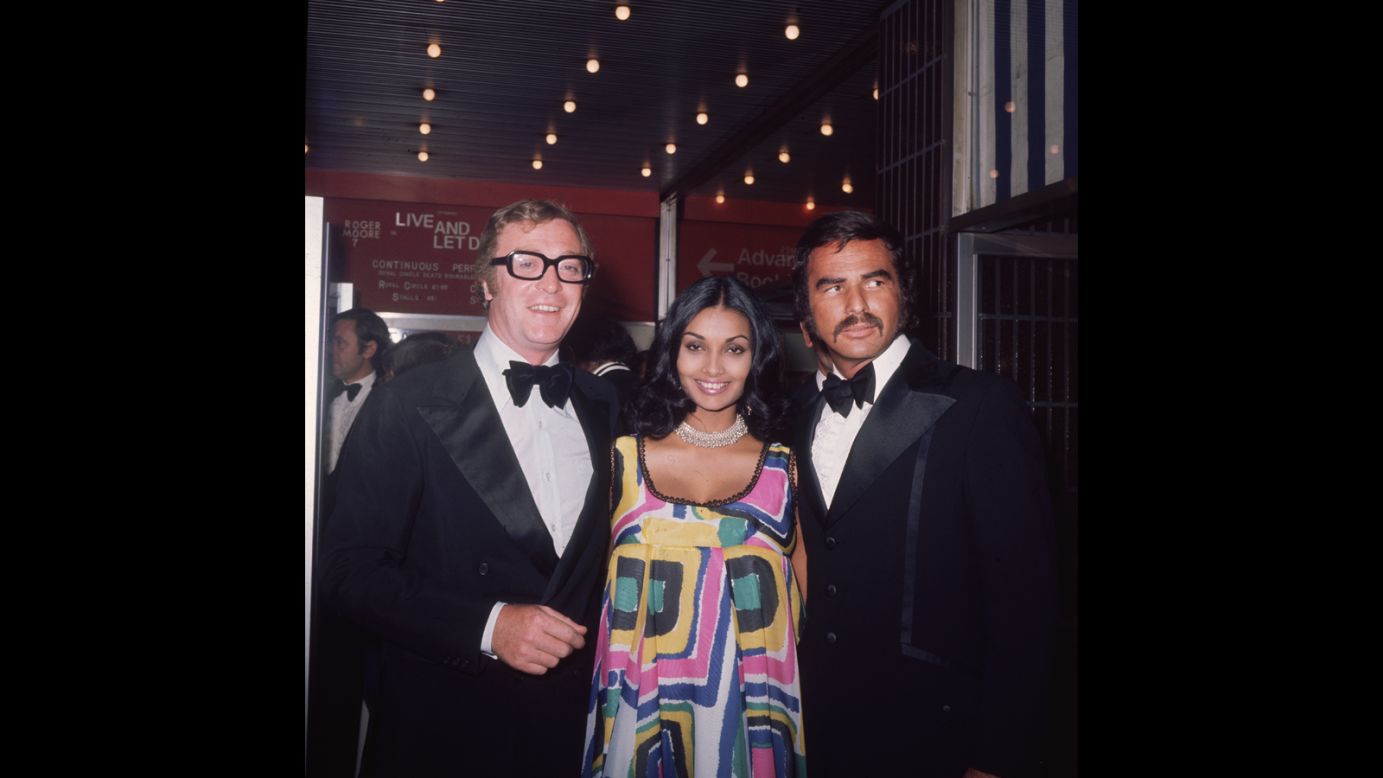 In 1973, Reynolds attends the premiere of "Live and Let Die" with Michael and Shakira Caine.