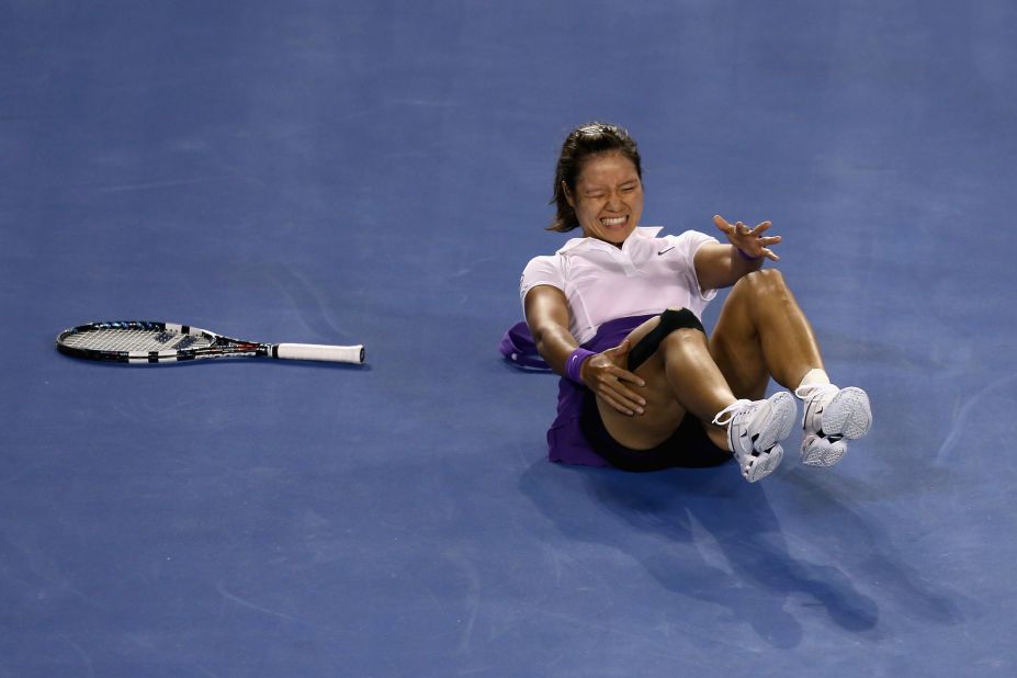 Li Na falls for the second time during her women's final match.