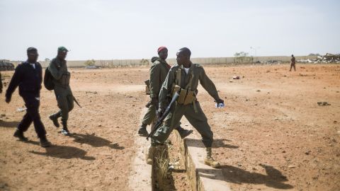 Malian soldiers escort journalists in Konna.
