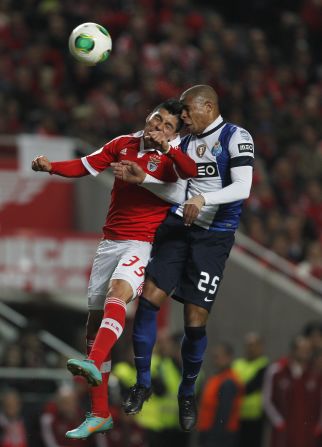 The Portuguese "Classico" between Sport Lisboa e Benfica and Futebol Clube do Porto ended in a 2-2 draw. After four goals in the first 20 minutes, both teams played defensively for the rest of the match.Porto coach Vitor Pereira was furious with the referee, saying he influenced the final result.What's your take on the referee's performance? Was a draw a fair result?