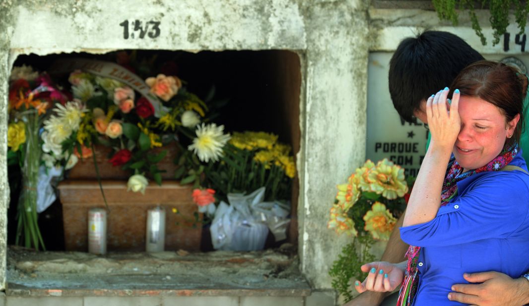 Mourners cry at the municipal cemetery on January 28.