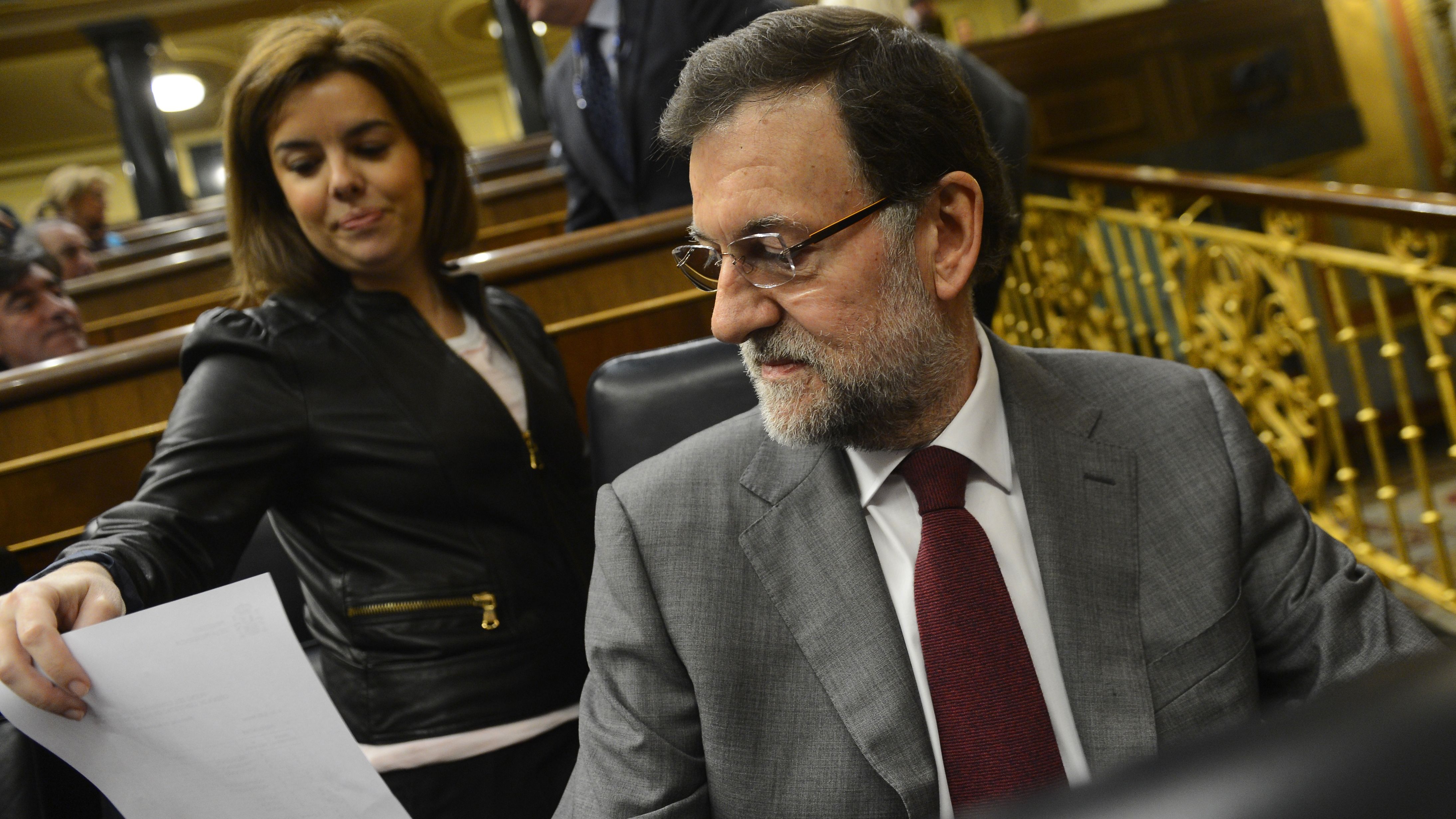 Spanish Prime Miniister Mariano Rajoy (R) attends a Parliament session in Madrid on January 30, 2013. 