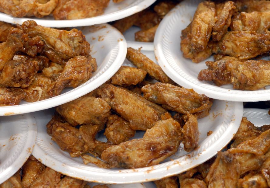  According to that same poll, among those U.S. adults who eat chicken wings, 65% say Buffalo wings are among their favorite flavors/styles of wings. 39% prefer mild, 36% hot and 8% choose the "atomic" option. 