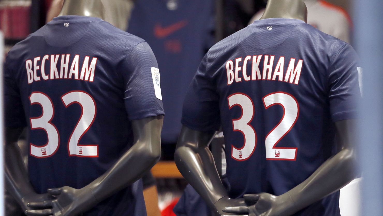 Replica shirts bearing the No.32 of new PSG signing David Beckham have gone on sale in Paris.