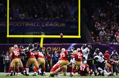 David Akers of the San Francisco 49ers kicks a 36-yard field goal in the first quarter.