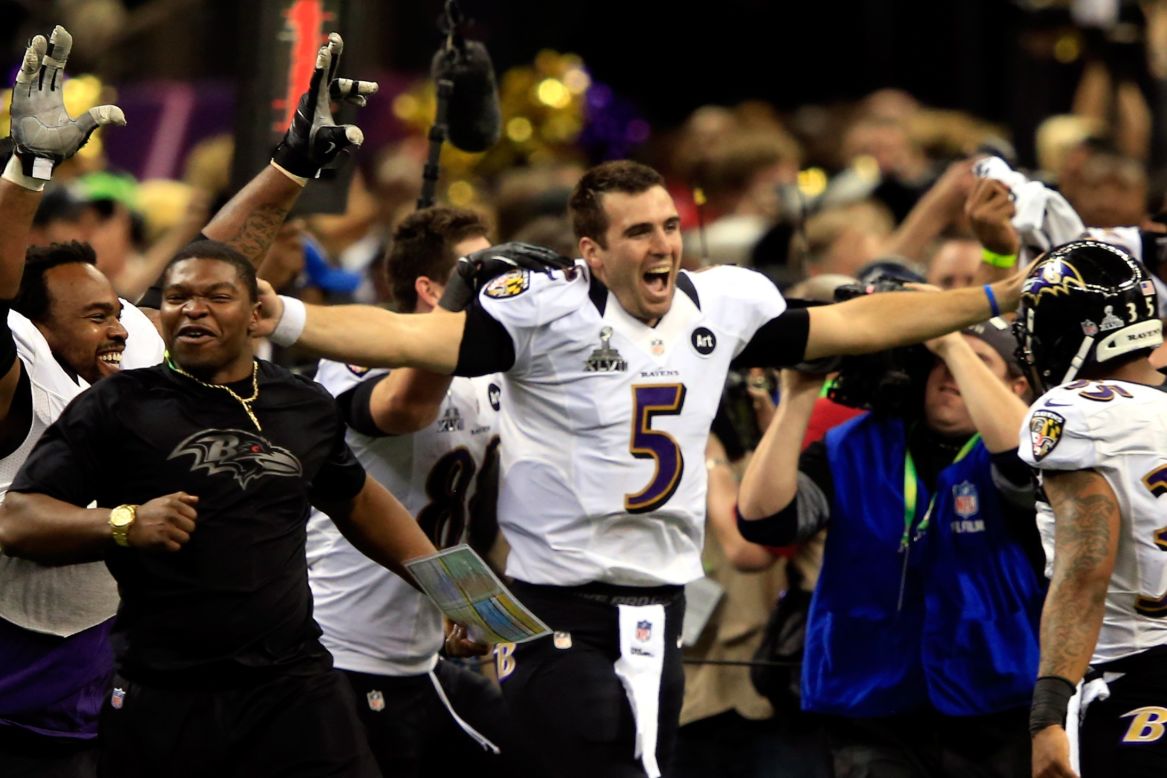 Super bowl MVP Joe Flacco of the Baltimore Ravens celebreates with his teammates.