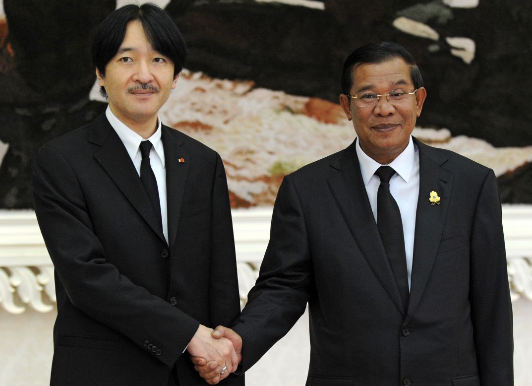 Japanese Prince Akishino (L) shakes hands with Cambodian Prime Minister Hun Sen (R) during their meeting at the Peace Palace in Phnom Penh on Monday.