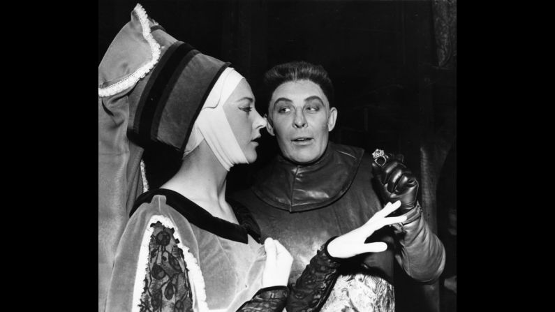 Paul Daneman as Richard III with Eileen Atkins as Lady Anne in Richard III at the Old Vic Theatre, 1962.