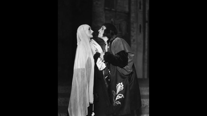 Madge Compton as Lady Anne Neville and Balliol Holloway as Richard III, 1930.