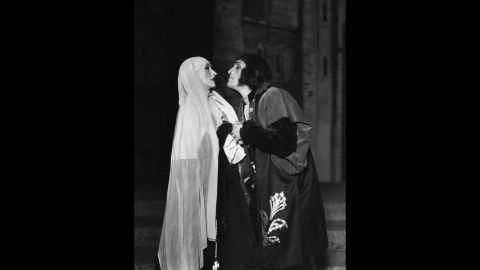Madge Compton as Lady Anne Neville and Balliol Holloway as Richard III, 1930.
